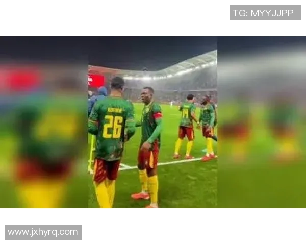 足球球星激烈对抗瞬间头部碰撞引发关注赛场安全问题